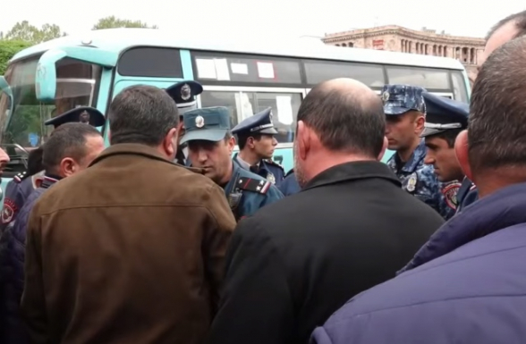 Լարված վիճակ հրապարակում. Ազատի կացարանում հրդեհից զոհված զինվորների ծնողները փակել էին Ամիրյան փողոցը (տեսանյութ)